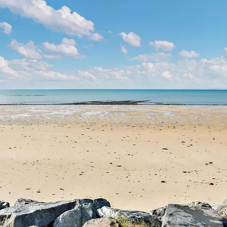 2 Bedroom Stunning In * Créances